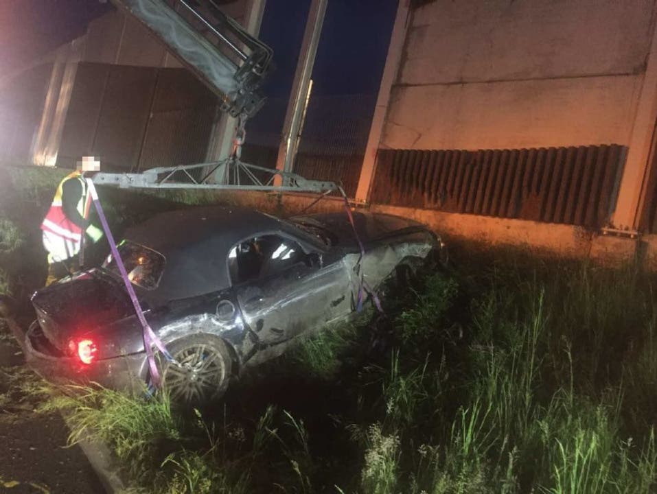 Matran (FR), 13. Mai In einem auf der Autobahn A12 ausser Kontrolle geratenen Auto wurde der 30-jährige Beifahrer lebensgefährlich verletzt. Der Fahrer, ebenfalls verletzt, war alkoholisiert unterwegs.