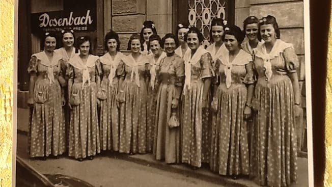 Das Dosenbach-Team von 1947, gehüllt in Biedermeier-Kostüme.