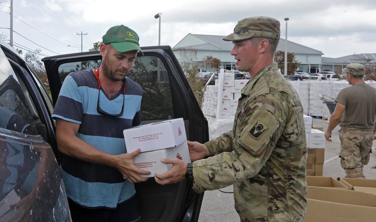 Ein Mitglied der Nationalgarde überreicht Patrick Garvey eine Foodbox auf der "Big Pine Key"-Insel (Florida Keys)