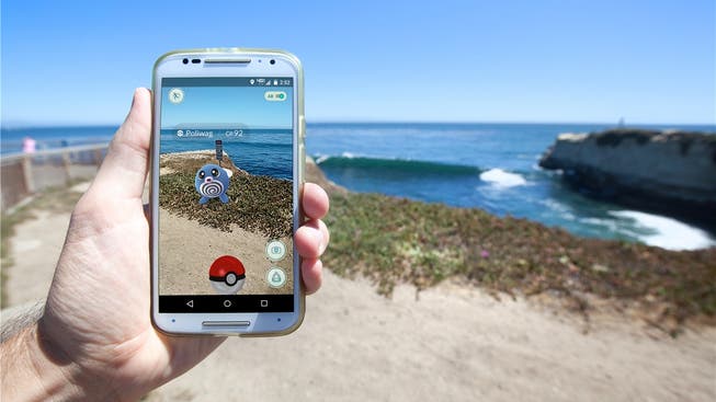 Mit dem Spiel «Pokémon Go» kommt man an die frische Luft. Wie dieser Jäger hier in Santa Cruz, Kalifornien. Shutterstock
