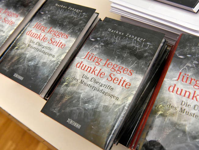 In seinem Buch "Jürg Jegges dunkle Seite" wirft Markus Zangger dem Pädagogen Jürg Jegge sexuellen Missbrauch vor.