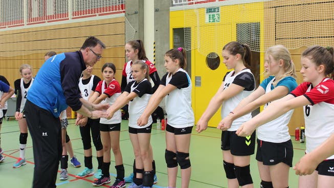 Bujar Dervisaj liegt eine gute Grundtechnik bei seinen Volleyball-Schülerinnen und Schülern sehr am Herzen.