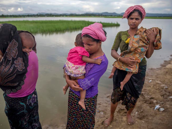 Rohingya-Frauen mit ihren Kindern nach der Flucht ins benachbarte Bangladesch. Der Konflikt zwischen der mehrheitlich buddhistischen Bevölkerung und der muslimischen Minderheit der Rohingya in Myanmar war Ende August eskaliert.