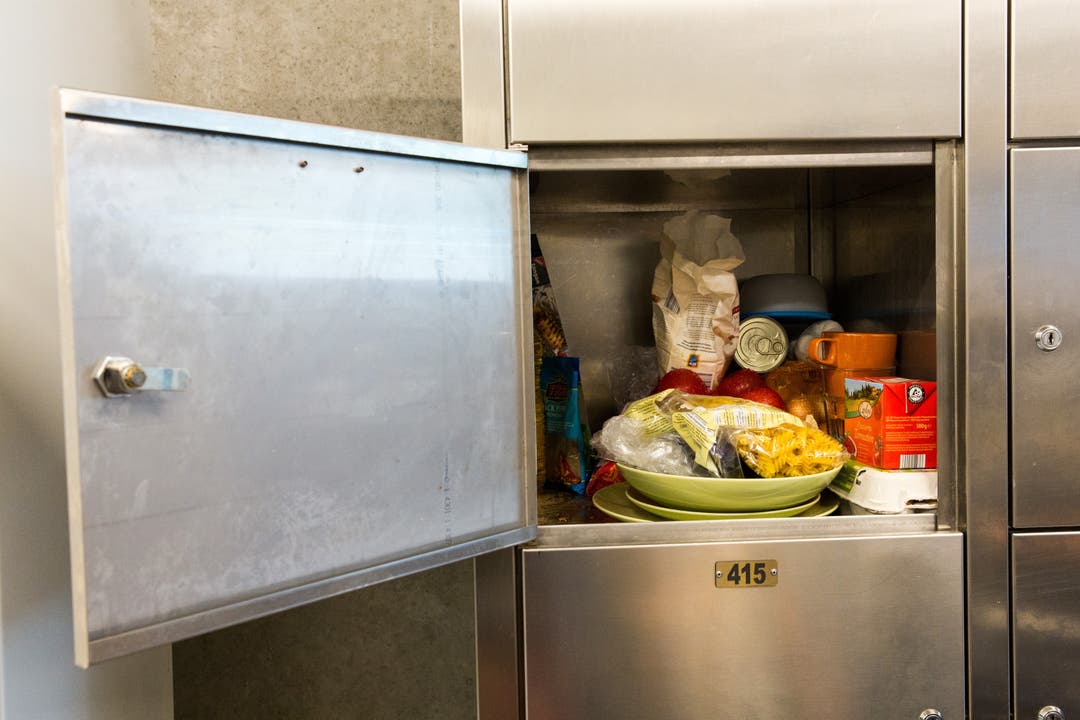 Jeder Asylbewerber hat seinen persönlichen, abschliessbaren Essensschrank in der Küche der Asylunterkunft.