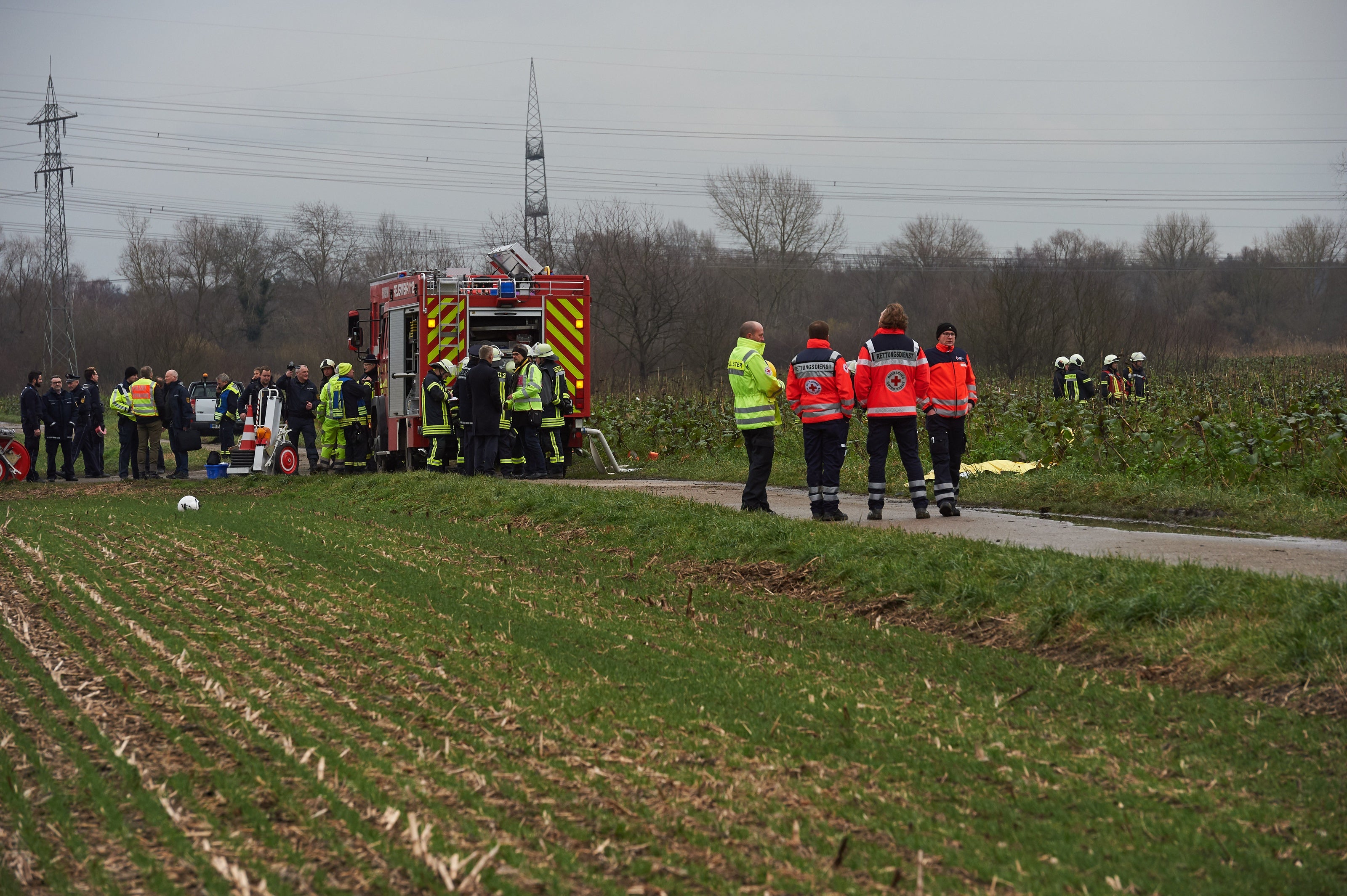 Bildstrecke - Rettungskräfte Am Unglücksort In Oberhausen-Rheinhausen