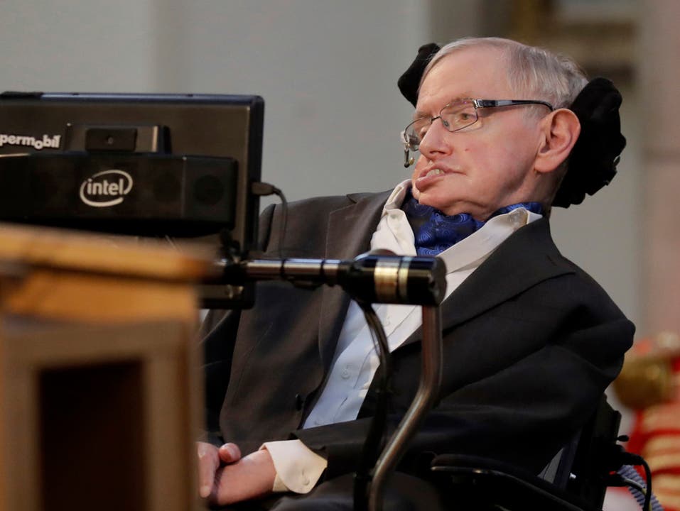 14. März: Stephen Hawking (76) Ärzte hatten bei ihm im Alter von 20 Jahren eine beginnende ALS-Erkrankung diagnostiziert. Nichtsdestotrotz machte er als Wissenschafter und Astrophysiker Karriere und wurde berühmt, weil er seine Materie den einfachen Leuten verständlich erklären konnte. Bekannt wurde sein Buch "Eine kurze Geschichte der Zeit".