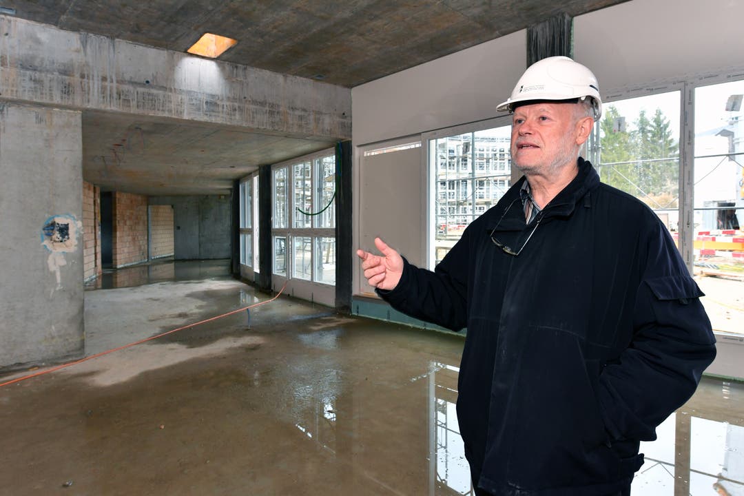 Architekt Christian Niggli erklärt die Raumaufteilung der neuen Alterswohnungen.