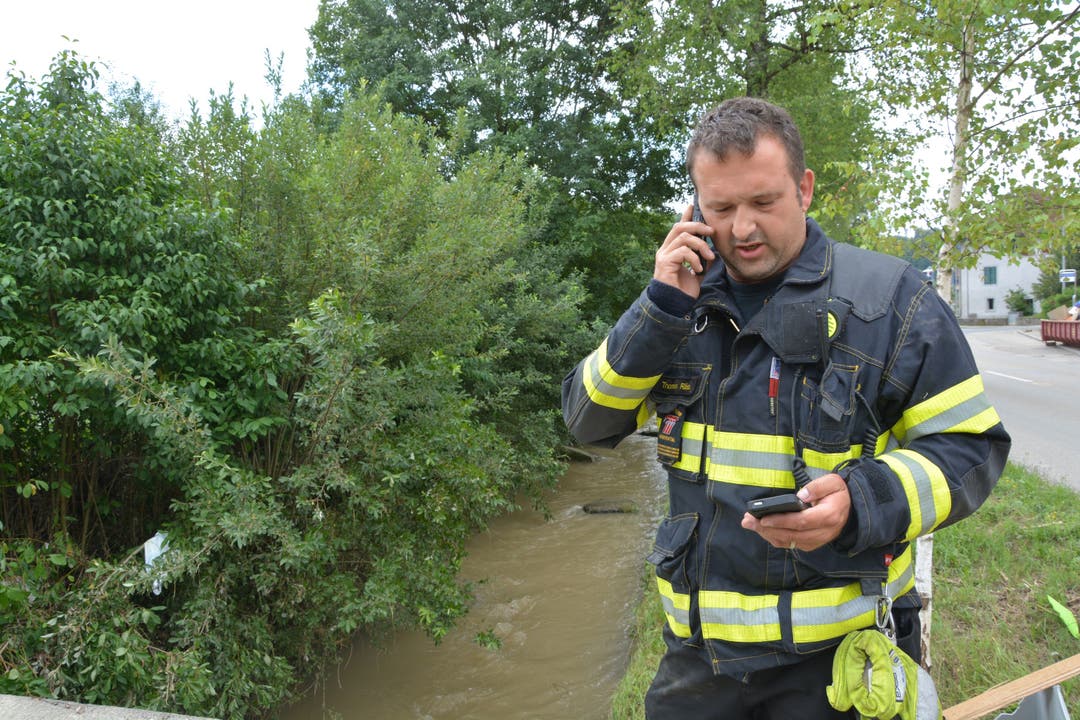 Beim Kommandant der Feuerwehr Uerkental, Thomas Räss, klingeln die Handys unentwegt.