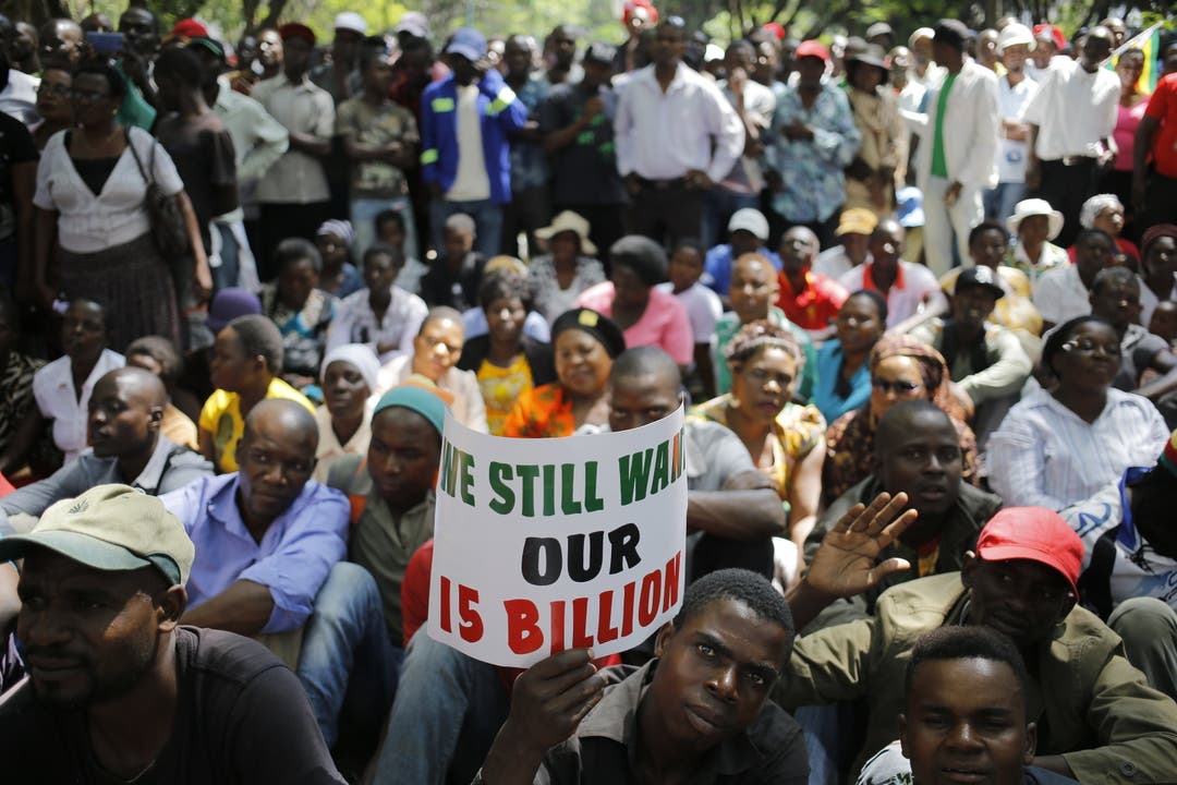 Anhänger der Opposition versammeln sich ausserhalb des Parlamentsgebäude in Harare.