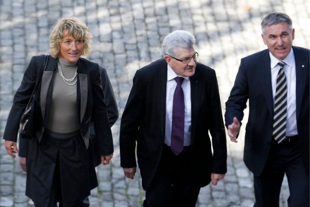 2012 wird Brogli zum dritten Mal wiedergewählt. Neben ihm schreiten die wiedergewählten Hochuli und Hürzeler ins Regierungsgebäude in Aarau.