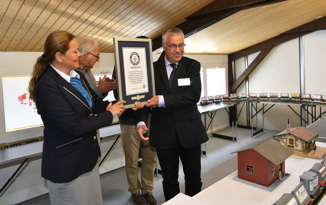 Felix Kunz, CEO des Switzerland Innovation Park, nimmt «als Beweis» das offizielle Diplom von Seyda Subasi-Gemici entgegen, die als offizielle Rekordrichterin von Guinness World Records den Rekordversuch überwachte.