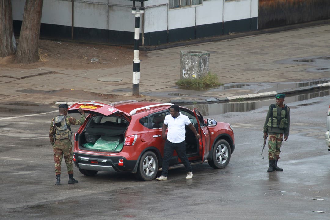  Das Militär übernimmt die Kontrolle in den Strassen der Hauptstadt Harare.