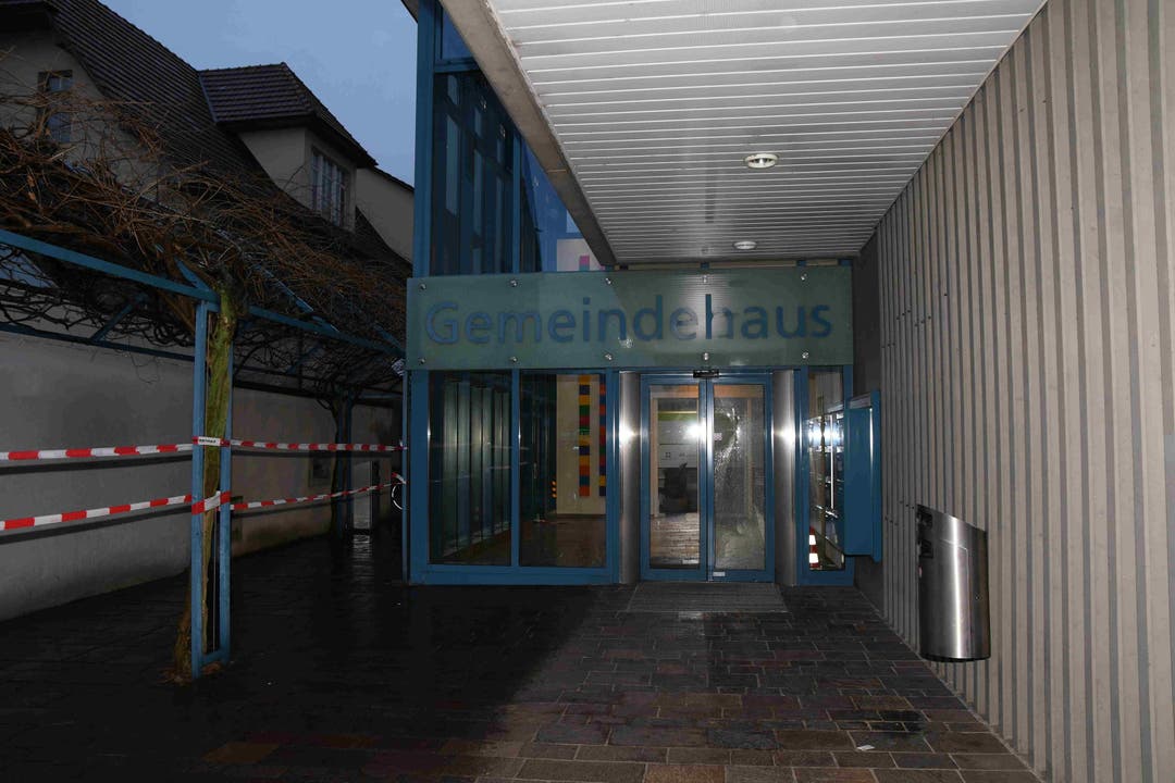 Das Gemeindehaus in Oberentfelden wurde Ziel eines Vandalen-Akts. Unbekannte schossen auf die Eingangstür. Oberentfelden, 7. März 2019