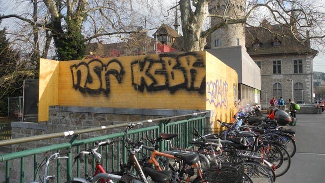 Die Graffiti-Crew KCBR präsentiert ihre "Kunst" an den verschiedensten Orten in Zürich. Im Bild: Eine Sprayerei beim Hauptbahnhof vor dem Landesmuseum.