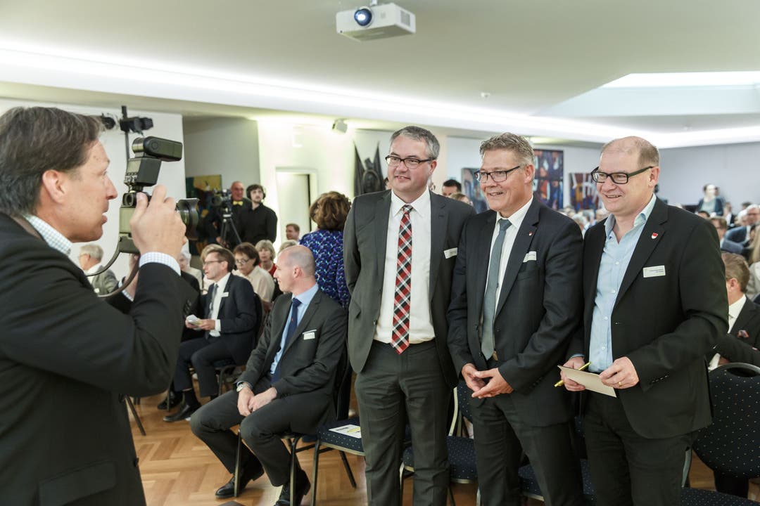 Die Regierungsräte Remo Ankli und Roland Fürst lassen sich mit Kantonsratspräsident Urs Huber ablichten