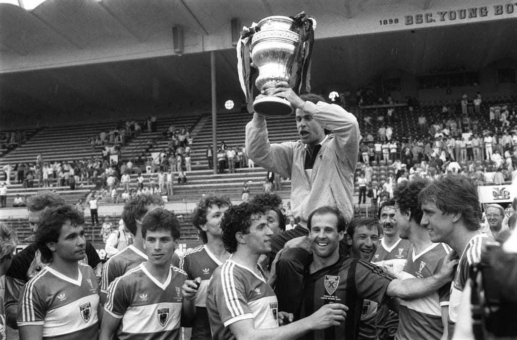 1985: Cupsieg und Erkenntnis Der FC Aarau feiert 1985 seinen bisher einzigen Cupsieg. Vier Jahre spielt der FCA schon in der Nationalliga A. Es wird klar: Für die höchste Spielklasse ist das Brügglifeld zu klein.