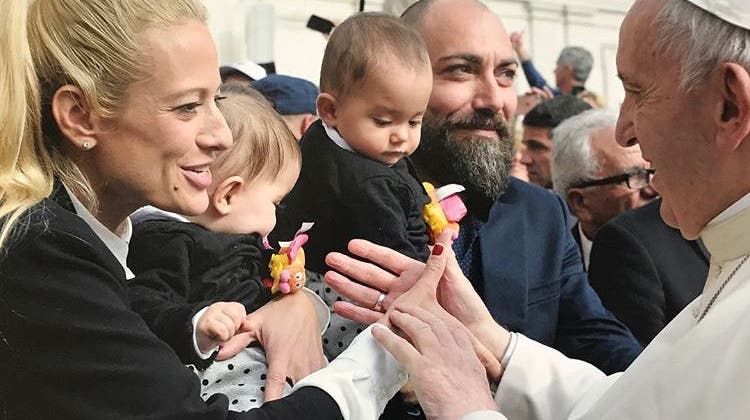 Christa Rigozzi lässt ihre Zwillinge vom Papst segnen