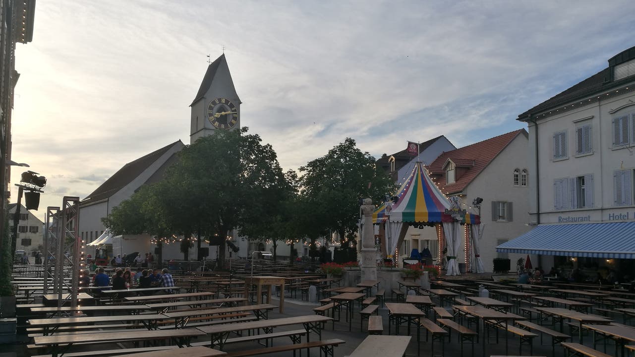 Donnschtig-Jass in Klingnau: Impressionen vom Vorabend Bei guten Wetter finden mindestens 3000 Personen Platz im Städtchen.