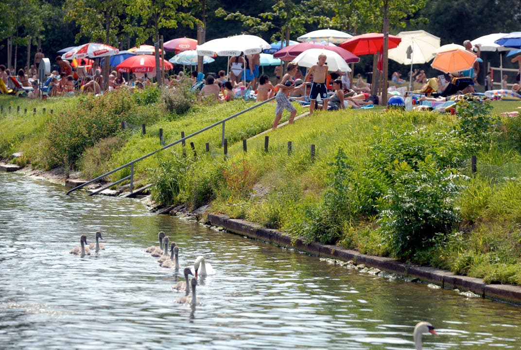 Bis ans Ufer stellen die Gäste ihre Sonnenschirme auf.