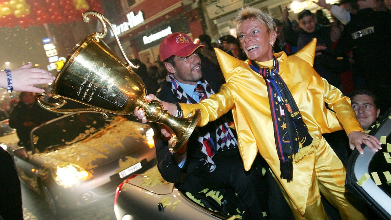 10. Titel, 2004: Der FCB holt sich den ersten Stern: Das animiert die damalige Vizepräsidentin Gigi Oeri sich passend dazu zu kleiden und mit dem Pokal zu feiern.