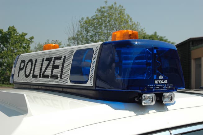 Die Kantonspolizei war mit Blaulicht und Sirene hinter dem Autofahrer her. (Archiv)