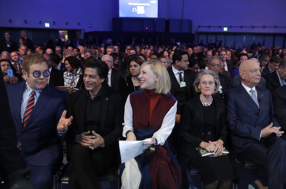 Klaus Schwab (rechts) am WEF mit Musiker Elten John (v.l.), Schauspieler Shah Rukh Khan, Schauspielerin Cate Blanchett und seiner Frau Hilde.