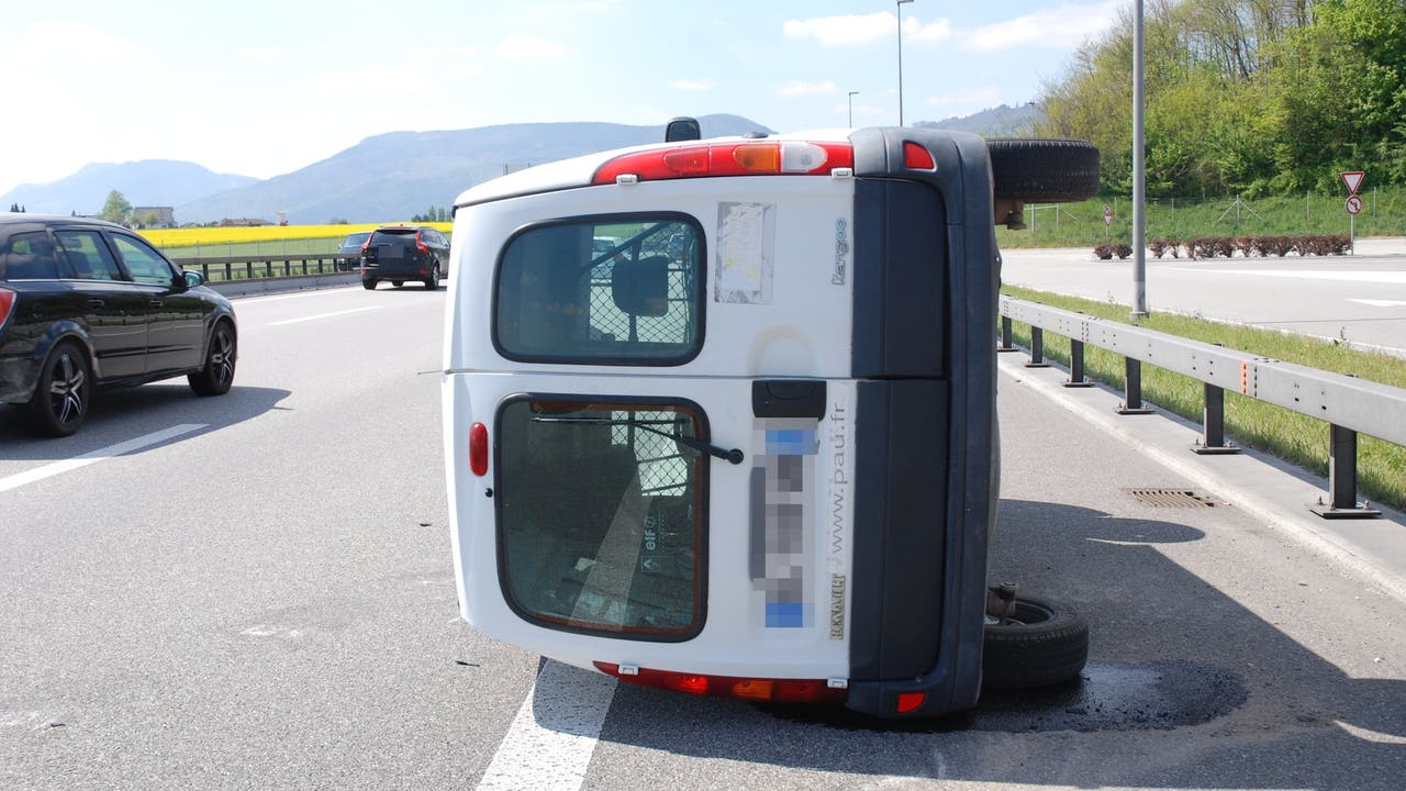 Gunzgen (SO), 23. April Am Sonntagnachmittag ist ein Lieferwagen auf der Autobahn A1 ins Schleudern geraten und zur Seite gekippt. Verletzt wurde niemand.