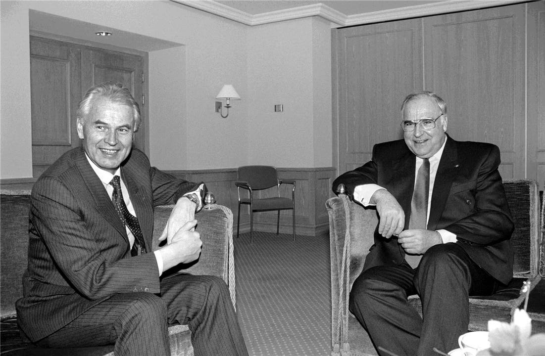 1990 kam es zu einer historischen Begegnung: Zwei Monate nach dem Fall der Berliner Mauer traf Deutschlands Bundeskanzler Helmut Kohl (r.) den DDR-Ministerpräsidenten Hans Modrow. Sie sprachen über die Wiedervereinigung. Kohl war schon 1989 in Davos – als erster Bundeskanzler.