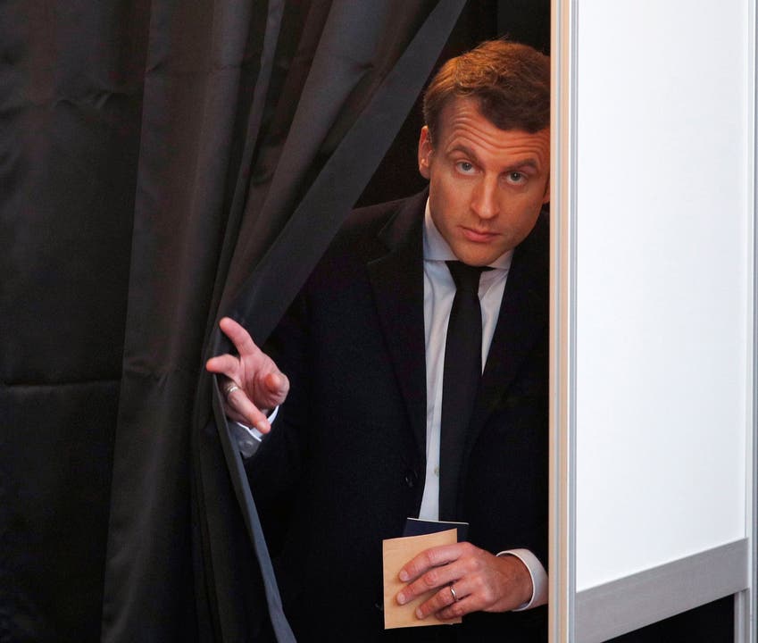 Emmanuel Macron im Wahllokal