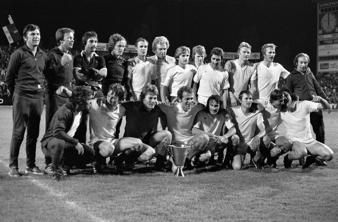7. Titel, 1977: Nach dem 2:1-Sieg im Entscheidungsspiel gegen Servette Genf im Wankdorfstadion in Bern posiert die Mannschaft des FCB mit dem Meisterpokal.
