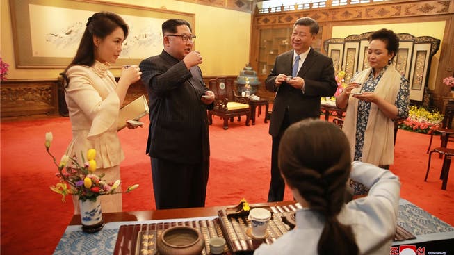 Nordkoreas Machthaber Kim Jong Un (Mitte links) mit Ehefrau Ri Sol Ju (links) im Gespräch mit Chinas Präsident Xi Jinping und dessen Ehefrau Peng Liyuan.