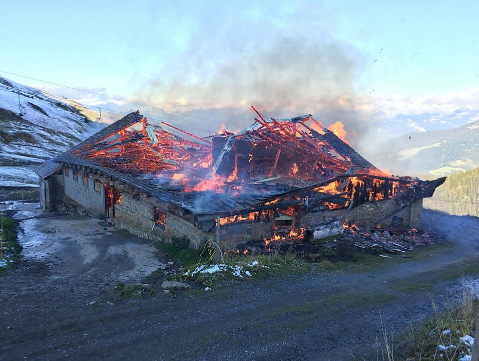 Champoussin (VS), 14. September Auf der Walliser Alp de l'Au bei Champoussin ist am Donnerstagabend ein Stall abgebrannt. Personen oder Tiere wurden keine verletzt. Die Brandursache ist noch unklar.