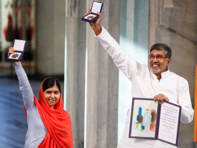 Malala Yousafzai und Kailash Satyarthi mit ihren Nobelpreisen 2014: Mala Yousafzai und Kailash Satyarthi erhalten den Preis für ihren Kampf gegen die Unterdrückung von Kindern und Jugendlichen und für das Recht aller Kinder auf Bildung.