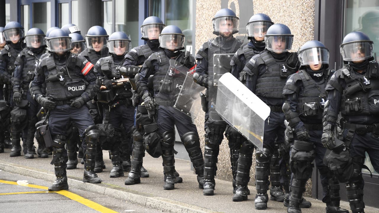 1. Mai-Demo in Basel Die Polizei ist einsatzbereit.