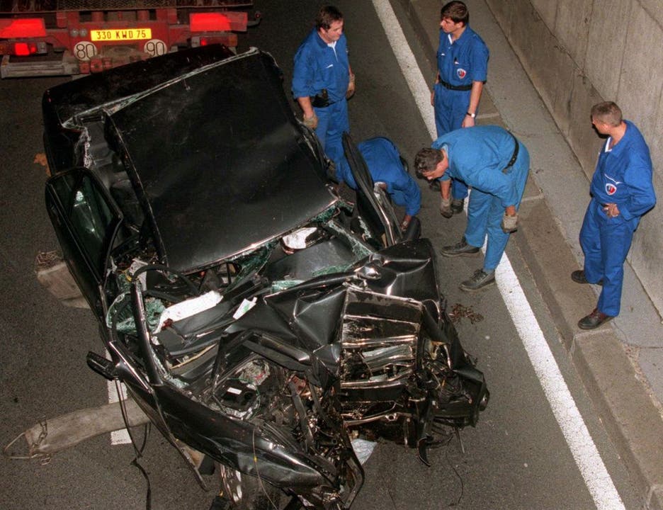 1997 Der Unfall passierte kurz nach Mitternacht in einem Tunnel entlang der Seine. Paparazzis auf Motorrädern haben das Auto verfolgt, als es zum tödlichen Crash kam