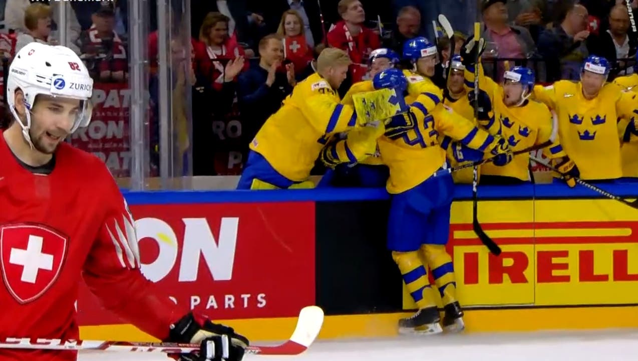 Die Schweden jubeln nach dem Ausgleich zum 2:2 im zweiten Drittel.