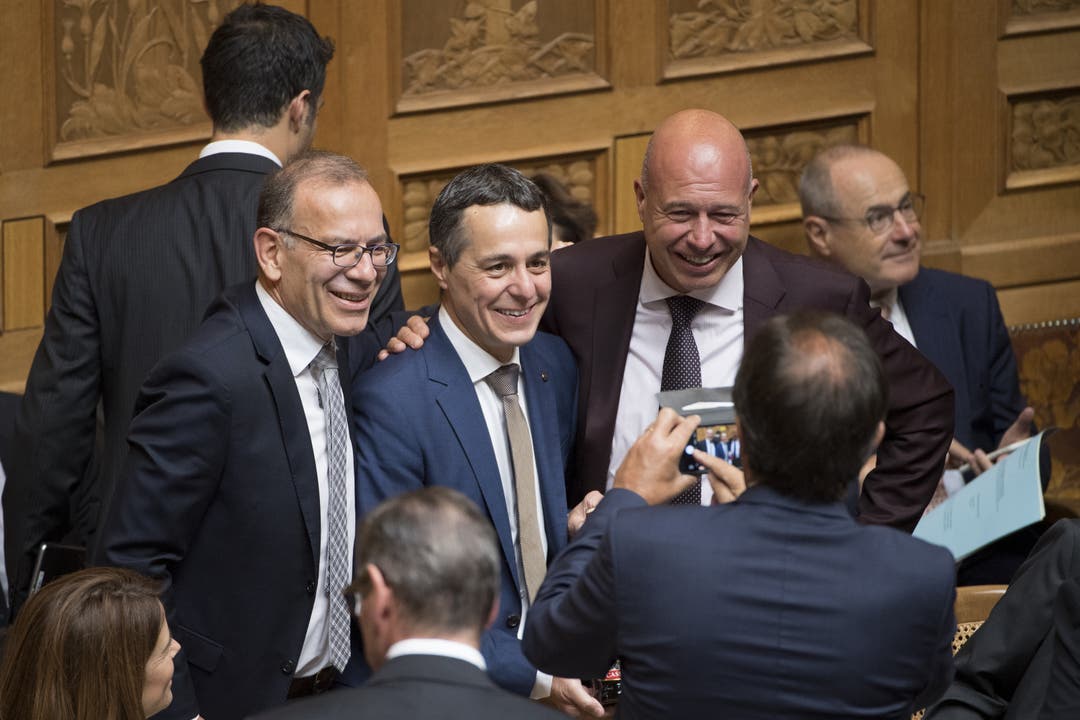 Strahlender Sieger: Ignazio Cassis wird am 20. September 2017 im zweiten Wahlgang zum Bundesrat gewählt. Hier posiert der Tessiner mit Hannes Germann (SVP, SH) und Fabio Regazzi (CVP, TI).