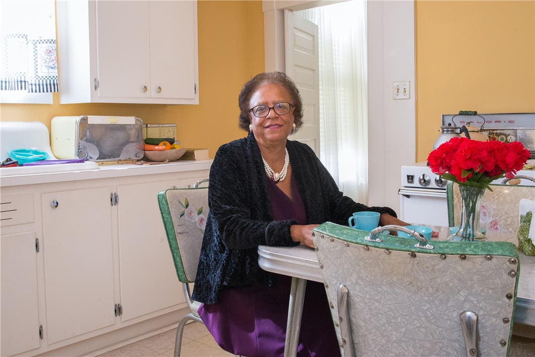 Shirley Cherry sitzt am Tisch in der Küche des Hauses, wo Martin Luther King und seine Familie in den 1950er-Jahren wohnten.