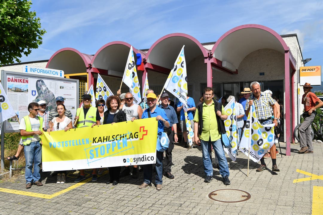 Ankunft am Ziel in Däniken: Der Protestmarsch gegen den radikalen Poststellenabbau.