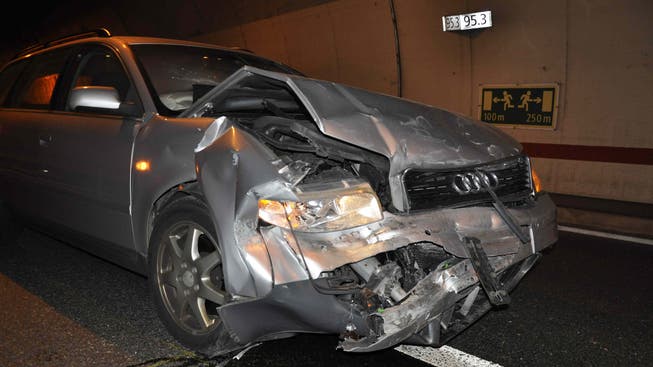 Der Fahrer des silbernen Unfallautos wurde zur Kontrolle ins Spital gebracht.