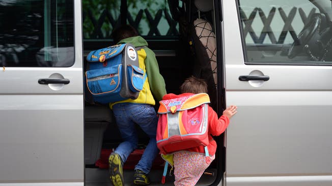 Zwei Drittel der befragten Eltern gaben Sicherheitsgründe an, weshalb sie ihre Kinder mit dem Auto zur Schule fahren. (Symbolbild)