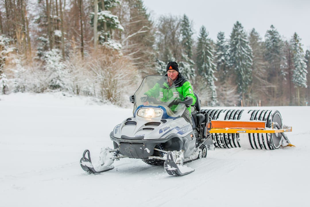 Winter im Aargau Bernhard Aeschbach vom Langlaufverein Kalthof-Wiliberg präpariert die Loipe