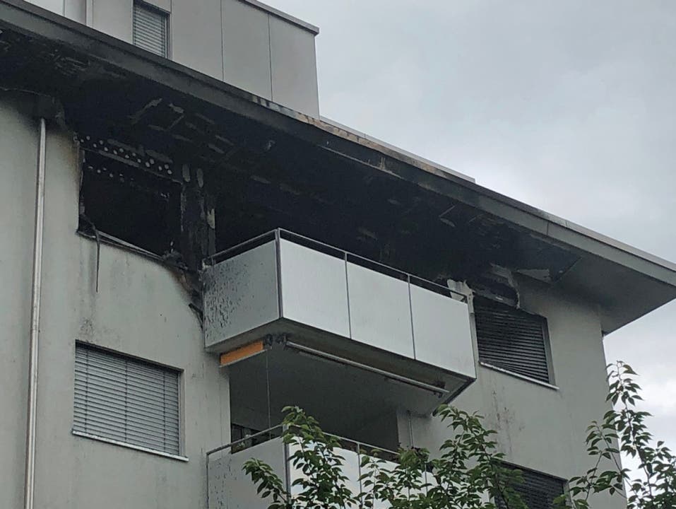 Kriens LU, 3. Juni Ein Wohnungsbrand in einem Mehrfamilienhaus fordert ein Menschenleben. Die Feuerwehr hatte das Feuer rasch unter KOntrolle. Danach fanden Einsatzkräfte eine tote Person in der Wohnung.