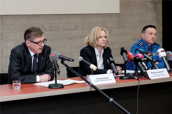 Der Vierfachmord ist aufgeklärt: Am 13. Mai 2016 traten Philipp Umbricht (leitender Oberstaatsanwalt, links), Barbara Loppacher (leitende Staatsanwältin) und Markus Gisin (Chef Kriminalpolizei) vor die Medien. Mario Heller