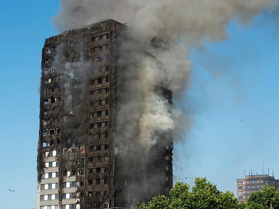 Beim Brand eines Hochhauses in London sind laut der Feuerwehr mehrere Menschen ums Leben gekommen.