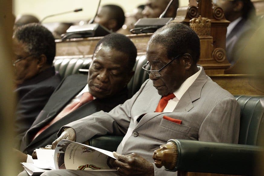 Mugabe und sein ehemaliger Vizepräsident Emmerson Mnangagwe im 2016. Eine Woche vor dem Militärputsch feuerte Mugabe seinen Vertrauten. Mnangagwe war jahrelang der Mann fürs Grobe an der Seite von Mugabe. Er gilt als reichster Mann Simbabwes und trägt den Übernamen "Krokodil" - weil er im richtigen Moment schnell zuschlägt.