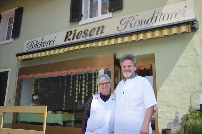 André und Christina Riesen vor der Bäckerei in Oberdorf, die ihre Türen für immer schliesst.