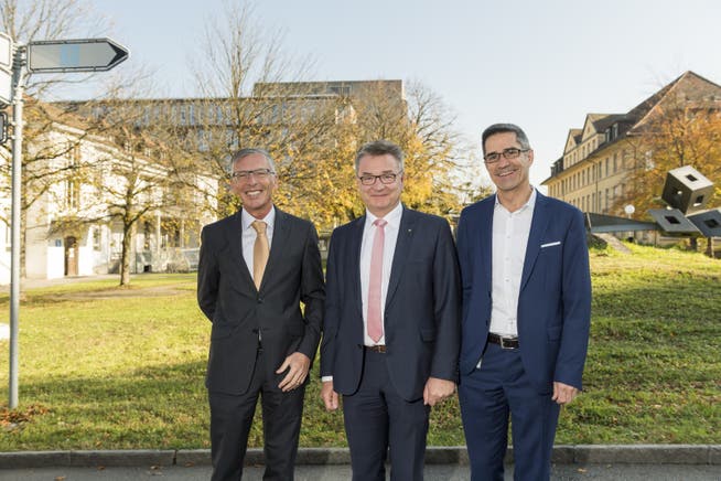 Gemeinsam den Neubau in Angriff nehmen vl. Konrad Widmer, VR Präsident, Robert Rhiner, CEO, und Sergio Baumann, Betriebsleiter, vor dem Gelände das neu überbaut werden soll, Aarau, 3. November 2017.