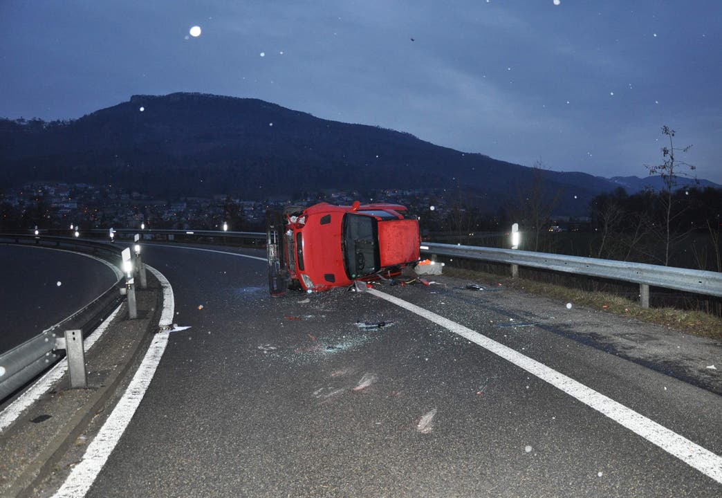 Oensingen (SO), 14. Februar Bei einem Selbstunfall auf der Autobahnausfahrt Oensingen ist am Mittwochmorgen ein Auto auf die Seite gekippt. Der Lenker wurde leicht verletzt, die Ausfahrt blieb eine Stunde gesperrt.