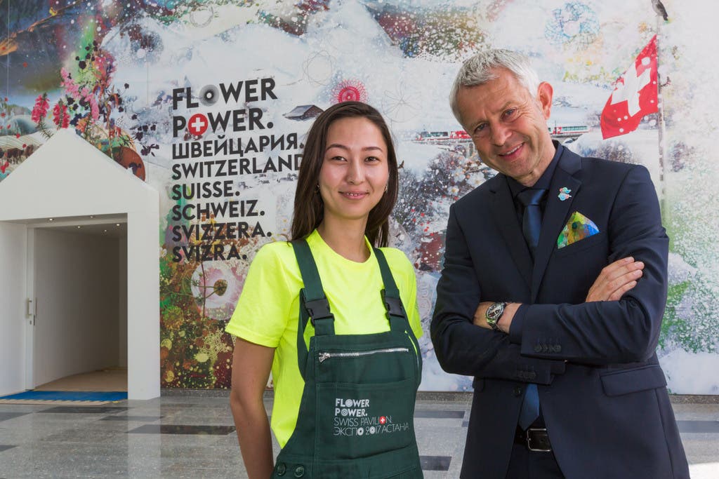 Nicolas Bideau ist Chef von Präsenz Schweiz. Hier posiert er mit einer Mitarbeiterin des Schweiz Pavillons.